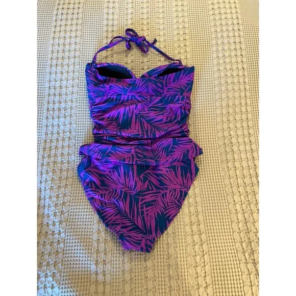 Old Navy One piece Halter Style Top Swimsuit w/ ruching on sides size Medium - Picture 1 of 6